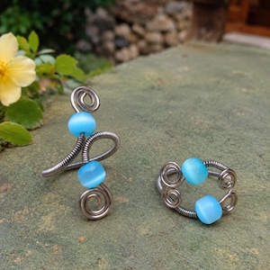 Edelstahldraht-Ring Blau – Handgefertigter Spiralring mit blauen Perlen, minimal anpassbarer Statement-Ring