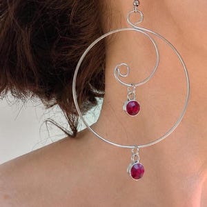 Handgefertigte Edelstahldraht-Ohrringe "Silver Aura – Ruby“ | Rote Glassteine | Geschwungenes Kreisdesign | Eleganter Ohrschmuck