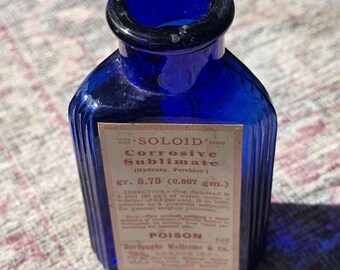 Rara bottiglia antica di veleno al cobalto con unicorno su una delle due etichette ORIGINALI! Solido Sublimato * Bordo decorato! Tre lati *Design del 1905*