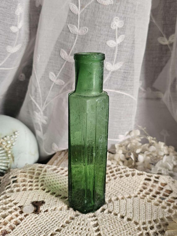 アンティークのエメラルドグリーンのボトル：1800年代の美しい型吹き