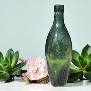 Groene kegelvormige fles uit 1870 * Antieke torpedofles met platte bodem * Gegraven in NSW, Australië