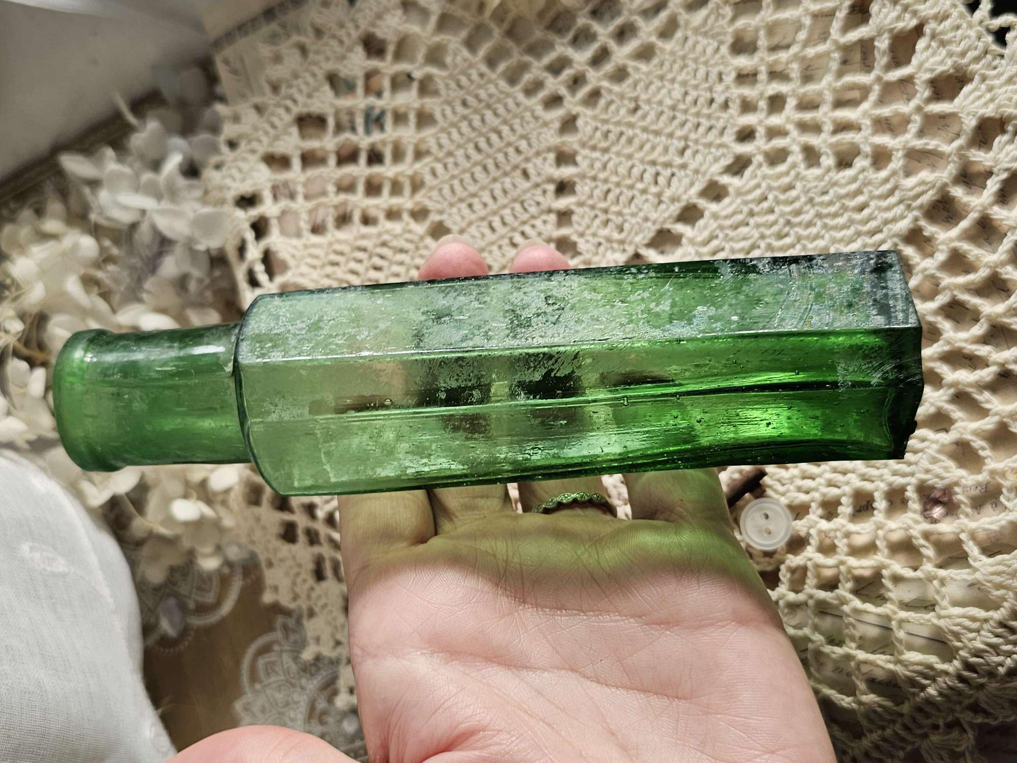 アンティークのエメラルドグリーンのボトル：1800年代の美しい型吹き