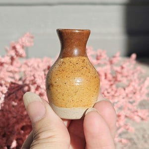 Miniatyrförsäljare, stengodskanna * Signerad * Liten tvåfärgad vintageglaserad stengodsvas * 5 cm hög * Vintage keramikminiatyr