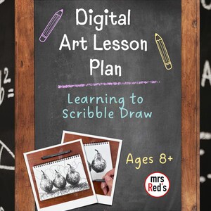 Op de afbeelding: Digitaal kunstlesplan op een schoolbord met een houten frame. De tekst luidt "Learning to Scribble Draw" en "Ages 8+". Er worden twee schetsboeken met perentekeningen weergegeven.