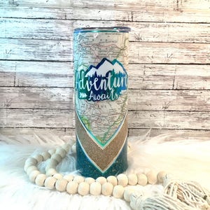 Vaso de viaje Adventure Awaits – Acero inoxidable de 20 oz