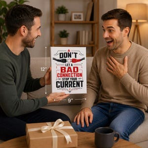 Peut inclure: Une enseigne rectangulaire blanche sur toile mesurant 30,48 cm sur 22,86 cm avec un graphique noir et rouge de deux prises électriques et le texte : DON'T LET A BAD CONNECTION STOP YOUR CURRENT. Le design inclut des lignes de circuit.