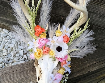 Cráneo de ciervo con flores primaverales