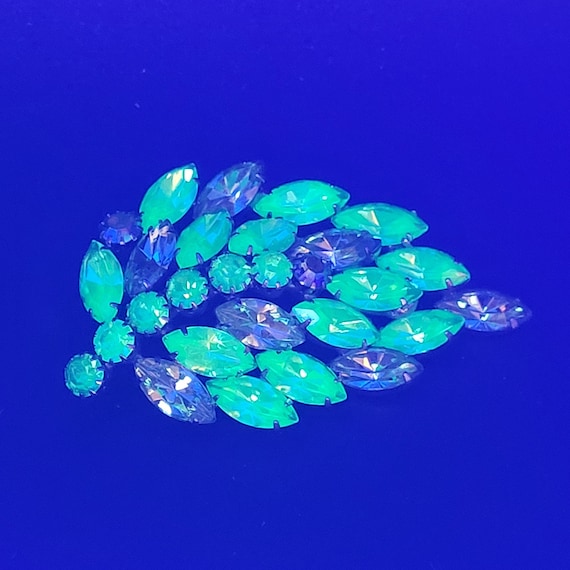 Uranium Glass Leaf Brooch - image 1