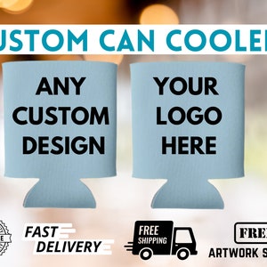 Könnte beinhalten: Zwei blaue Getränkedosenkühler mit anpassbaren Designs. Der linke Kühler zeigt "ANY CUSTOM DESIGN" und der rechte Kühler zeigt "YOUR LOGO HERE".