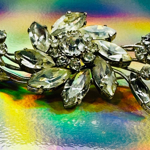 Broche de flor de diamantes de imitación de cristal austriaco deslumbrante - Firmado Hecho en Austria