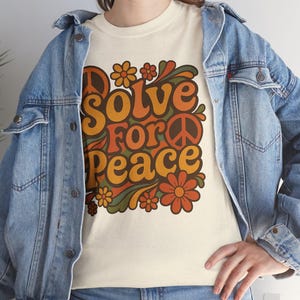 Camiseta Solve for Peace, camiseta retrô com símbolo da paz, blusa hippie com estampa floral, camiseta estilo anos 70, presente estético moderno, camiseta vintage com estampa da paz