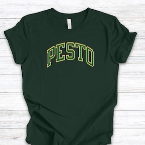 Camiseta com a letra Pesto Varsity | Presente para foodie, cozinheiro, chef, fã de comida italiana | Camiseta gráfica retrô preppy | Meme t | Top engraçado de macarrão de verão