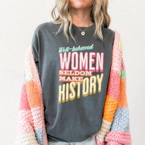 Camiseta de colores cómodos para mujeres bien educadas: camiseta gráfica feminista