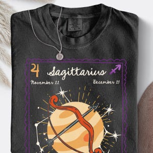 T-shirt du zodiaque Sagittaire, cadeau d'anniversaire pour elle, t-shirt astrologie couleurs confort, haut astrologique esthétique griffonnage, t-shirt signe astrologique affaissement