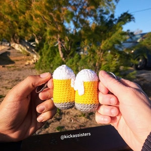 Crochet keychain beer mug PATTERN, keychain for men, cute crochet pattern, funny beach keychain