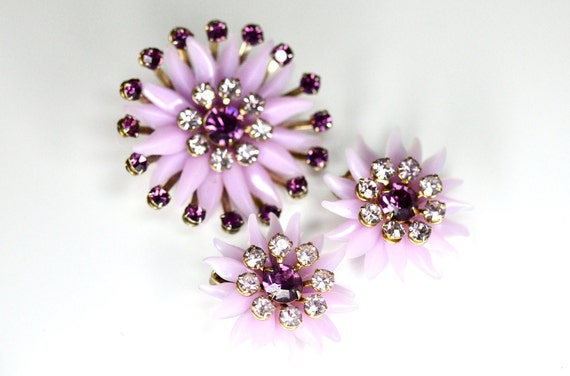Vintage Mid Century Daisy Brooch and Earring Set,… - image 2