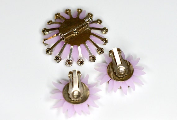 Vintage Mid Century Daisy Brooch and Earring Set,… - image 3