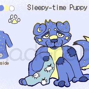 Op de afbeelding: Digitale illustratie van een blauwe puppy met gele accenten, sterren en manen. De puppy houdt een lichtblauwe deken vast met witte schapen. De afbeelding bevat een tekening van de achterkant van de pyjama van de puppy en de woorden "Sleepy-time Puppy".