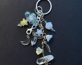 Porte-clés fleuri et accessoire charms en cristal doré