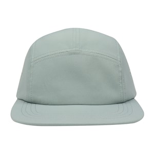 Peut inclure: Une casquette à 5 panneaux de couleur bleu clair avec une visière plate. La casquette est faite d'un tissu doux et respirant.