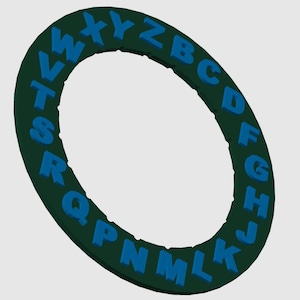 Puede incluir: Un objeto ovalado de color verde oscuro con el alfabeto en letras azules alrededor del borde. Las letras están en un estilo 3D y el objeto tiene una superficie lisa. Las letras están espaciadas uniformemente alrededor del óvalo.