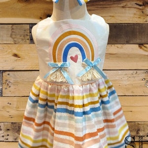 Kleid Regenbogen herz, handgemachtes Regenbogenkleid, Regenbogenkleid in neutralen Farben für Mädchen, Kleidungskleid, Outfit, Schleife, Pumphose, Regenbogenkleid nach Maß