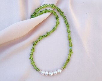 Collana di peridoto verde e perle, collana di pietre preziose verdi, collana di perle e cristalli curativi, collana verde, gioielli con pietre portafortuna di agosto