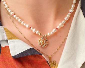 Collier de perles colorées avec breloque fleur, collier pendentif fleur, collier pendentif perle, style années 2000, collier de perles et de perles, fleur en or