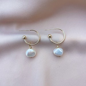 14k Gold-Filled Hoop and Pearl Drop Earrings, Gold Hoop Earrings with Pearl Charm, Pearl Drop Earrings, Bridesmaid Earrings, Thin Gold Hoops imagem 7