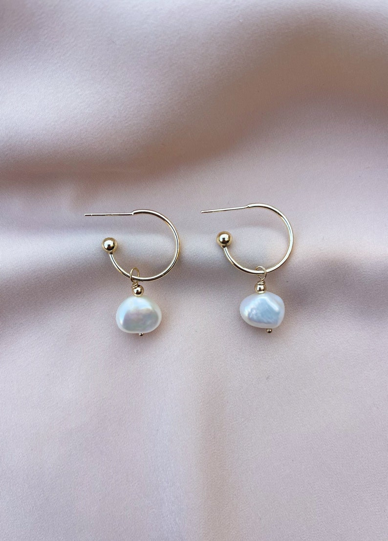 14k Gold-Filled Hoop and Pearl Drop Earrings, Gold Hoop Earrings with Pearl Charm, Pearl Drop Earrings, Bridesmaid Earrings, Thin Gold Hoops imagem 7