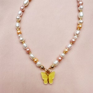 Colorful Pearl Necklace with Butterfly Charm Pendant, Butterfly Pendant Necklace, Pearl Pendant Necklace, Pastel Pearl Necklace, y2k style zdjęcie 6