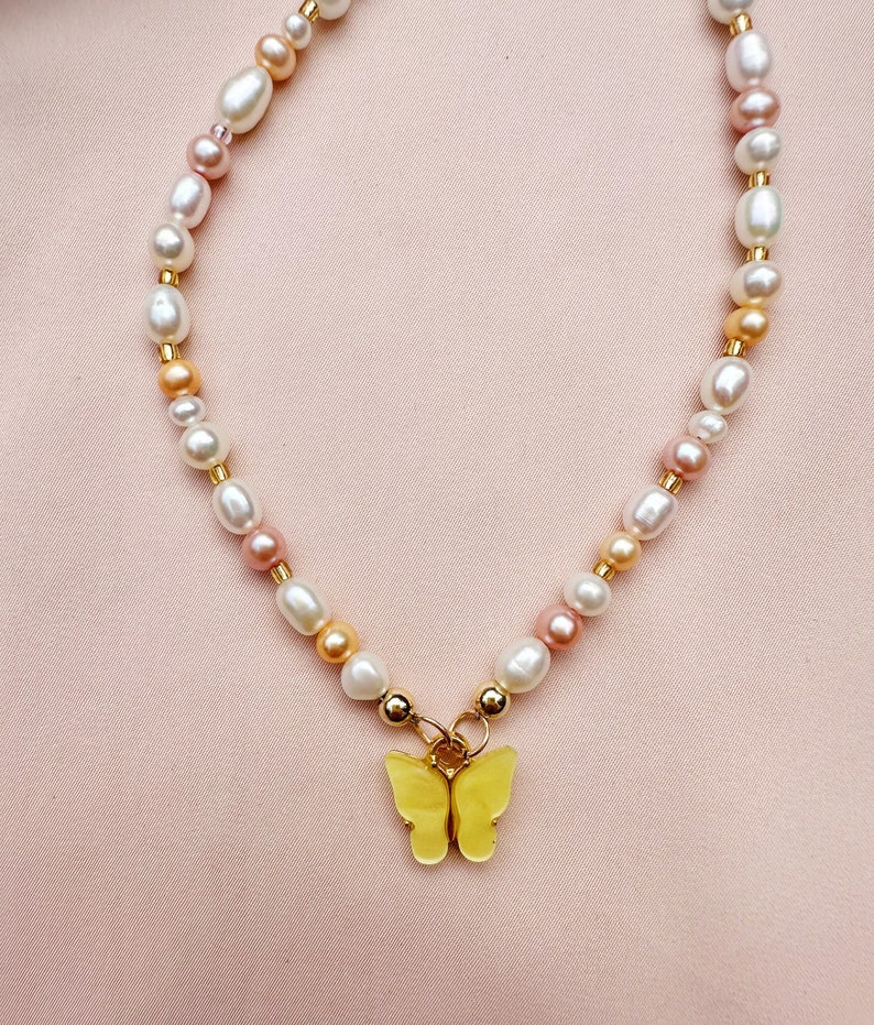 Colorful Pearl Necklace with Butterfly Charm Pendant, Butterfly Pendant Necklace, Pearl Pendant Necklace, Pastel Pearl Necklace, y2k style zdjęcie 6