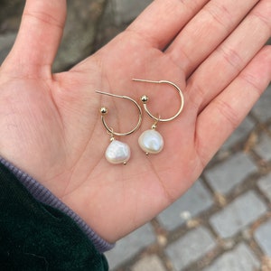 14k Gold-Filled Hoop and Pearl Drop Earrings, Gold Hoop Earrings with Pearl Charm, Pearl Drop Earrings, Bridesmaid Earrings, Thin Gold Hoops imagem 1