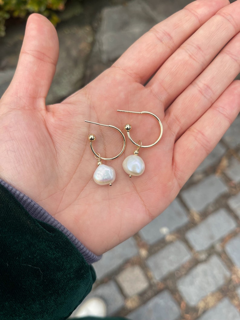 14k Gold-Filled Hoop and Pearl Drop Earrings, Gold Hoop Earrings with Pearl Charm, Pearl Drop Earrings, Bridesmaid Earrings, Thin Gold Hoops imagem 1