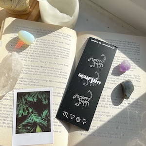 Marcapáginas con icono y nombre en blanco y negro del zodiaco - Marcapáginas de astrología