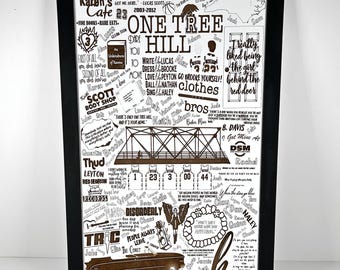 Op de afbeelding: Een bruine en witte print met de woorden "One Tree Hill" in grote letters. De print bevat een collage van afbeeldingen en tekst die gerelateerd zijn aan de tv-serie "One Tree Hill".