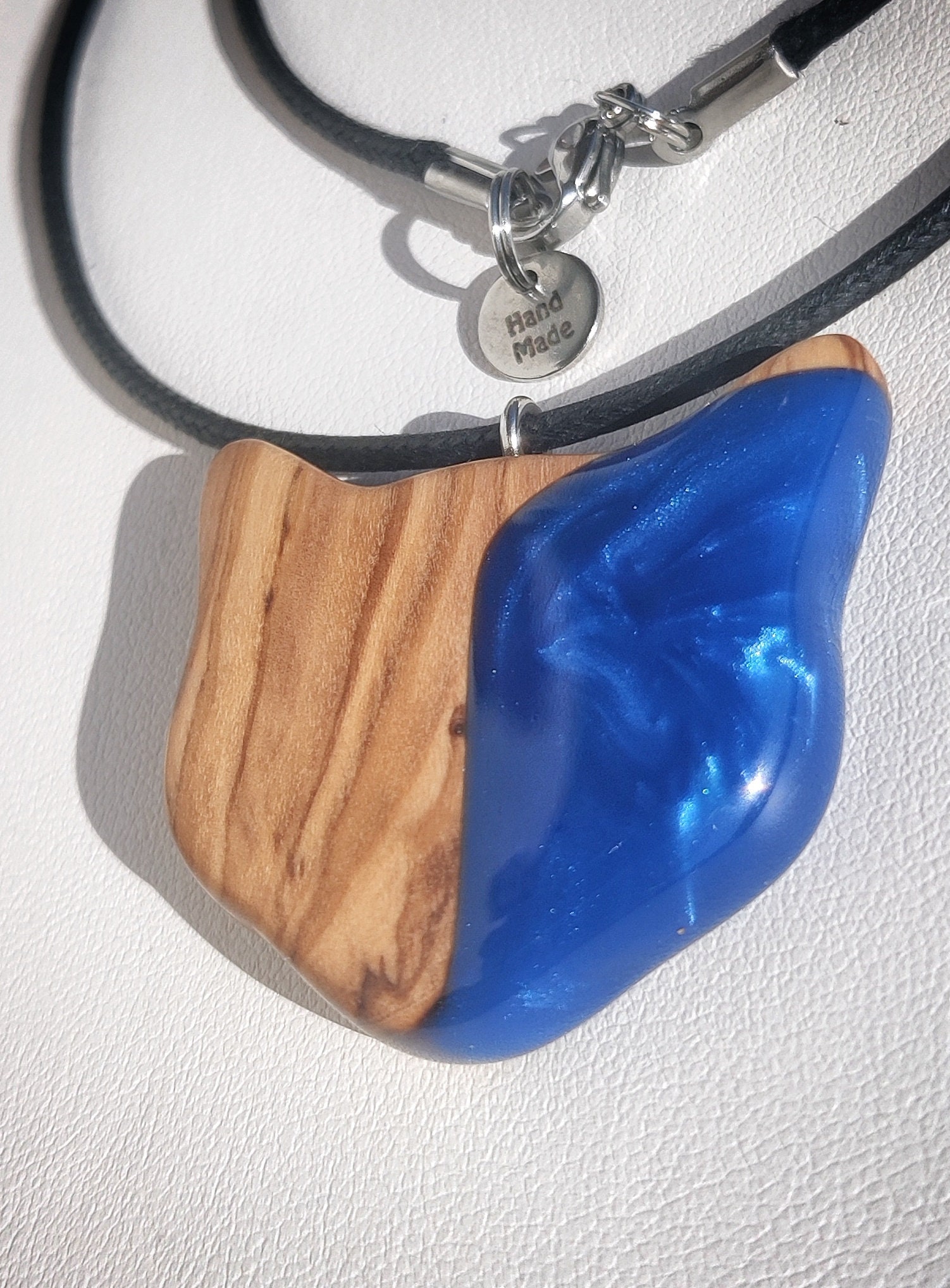 Pendentif En Bois D'olivier Et Résine époxy 8057 - Collier Mi-long (50-70cm), Vert Et Bleu, Neuf