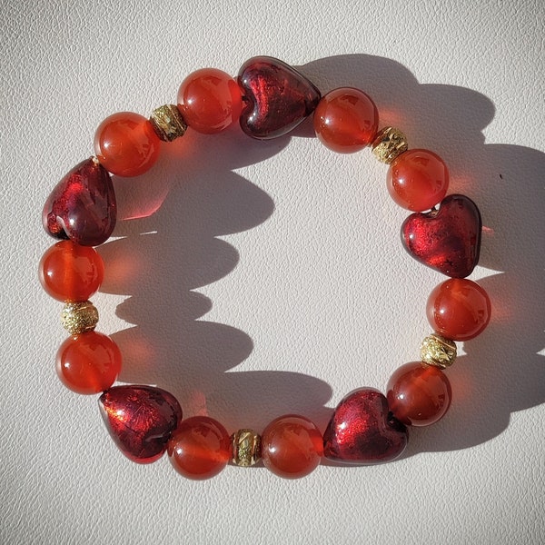 Bracciale elastico di perline di vetro di Murano da 12 mm a forma di cuore e perline di agata rossa da 10 mm