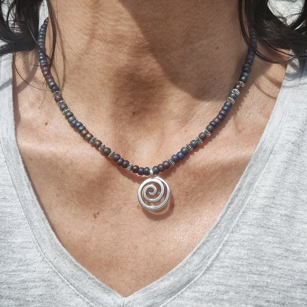 Collana girocollo di perline rocailles in vetro colorato con ciondolo spirale