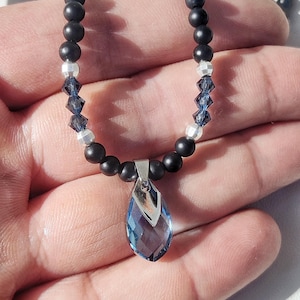 Naszyjnik z koralików onyksu matowego czarnego o grubości 4 mm z wisiorkiem Swarovski Bicone i kryształkami