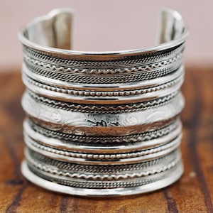 Boho zilveren manchet, etnische Boho Chic sieraden, handgemaakte open armband