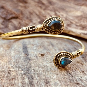 Brazalete de latón con labradorita estilo boho, pulsera balinesa, pulsera boho chic para mujer