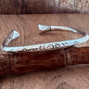 Silverarmband med tribalsymbol / Armring / Etniska smycken / Rustikt / Etniskt / Bohemiskt / Justerbart