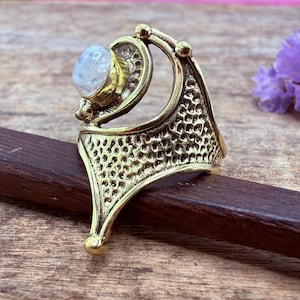 Anillo Boho de latón con piedra lunar, anillo Boho para mujer, regalo para ella de Kaali Boutique.