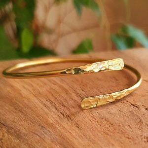 Gold Bangle for Women / Hammered Golden Bracelet / Boho Chic Jewelry / Women's Brass Bracelet / Minimalist Gold Bangle / Gift For Her