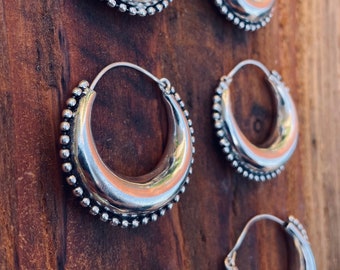 Grosses Créoles Argent Boucles d’oreilles Avec Boules / Tribal / Rustique / Ethnique / Hippie / Boho / Bohème / Festival