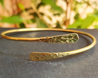 Hammered Brass Arm Bracelet / Boho / Tribal / Spiral / Bangle/ Ethnic / Rustic / Bohemian / Hippie / Body jewellery / Psy / Adjustable