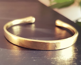 Schlichtes Armband aus massivem Messing, vergoldeter Messingarmreif, Geschenkbox, KaaliBoutiqueLTD