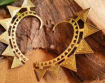 Puede incluir: Un par de pendientes de aro de oro con un diseño geométrico. Los pendientes son de metal y tienen forma triangular. Están diseñados para ser usados en la parte superior de la oreja.