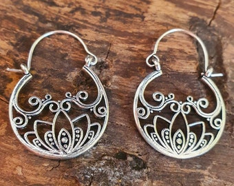 Pendientes de aro de plata con flores boho; Étnico, Geométrico, Pequeño, Rústico, Yoga, Hippie, Gitano, Bonito, Ssy, Boho, Bohemio, Festival